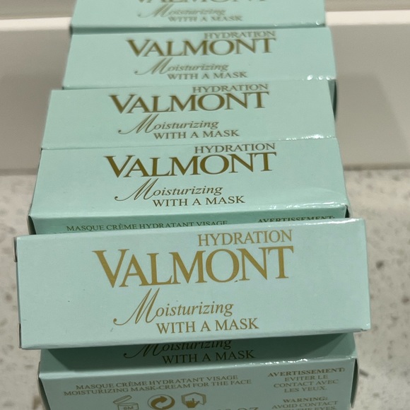 Valmont moisturizing with a mask bundle